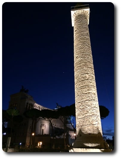 Roma de noche y la Roma de Trajano