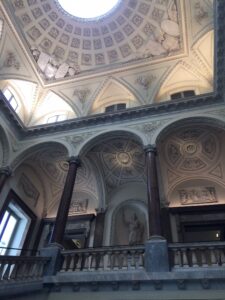 Escalera monumental del Palacio Braschi en Plaza Navona Roma