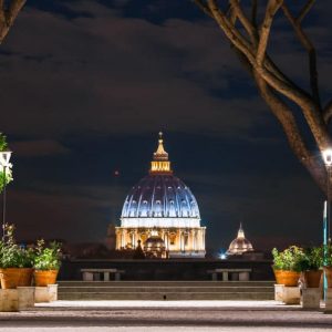 cupula de San Pedro de noche