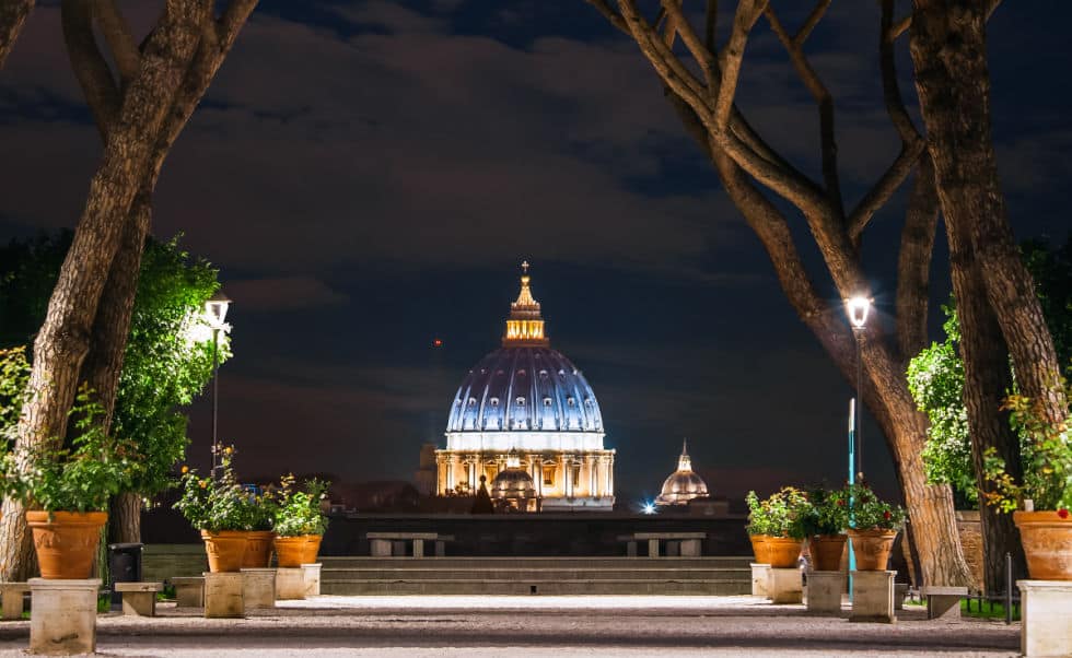 cupula de San Pedro de noche