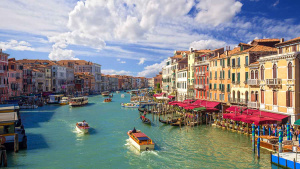 Gran Canal durante tu visita desde Roma en tren de alta velocidad a Venecia