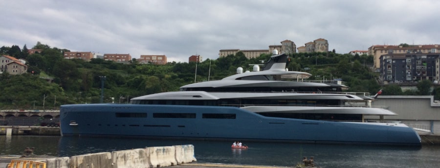 yate en el puerto durante mi camino hacia Roma