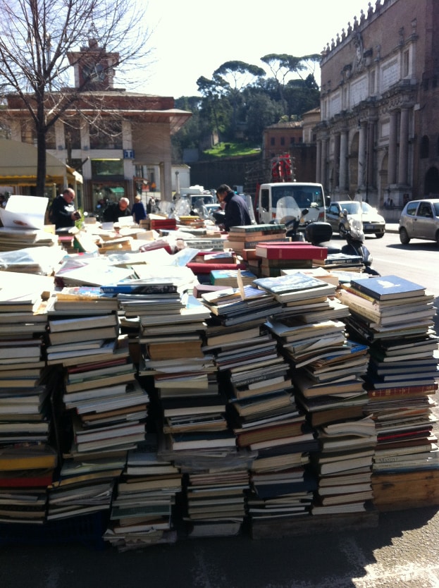 puesto libros del 'professore' en piazzale flaminio ante puerta flaminia y plaza del Popolo