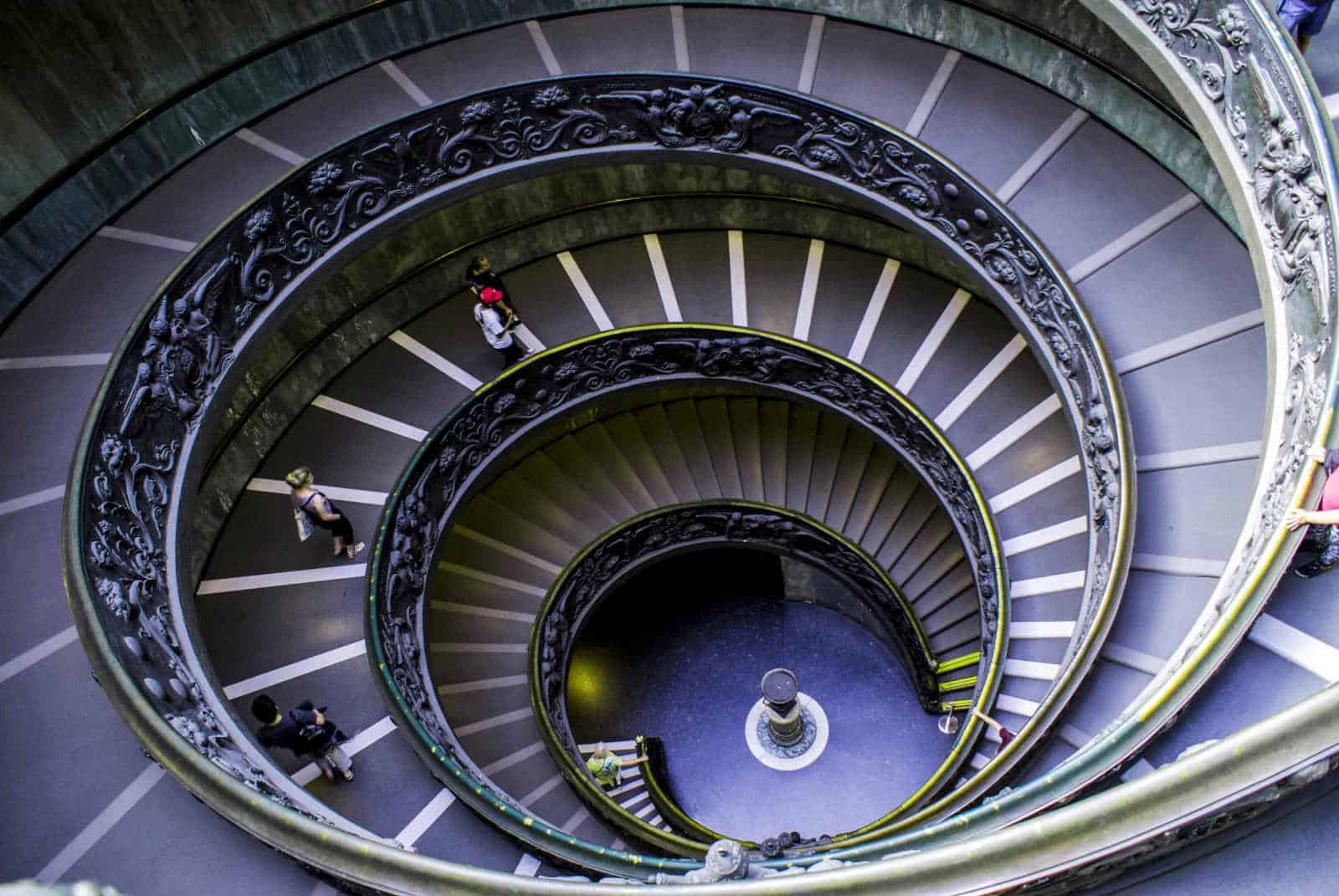 visita al vaticano escalera Momo