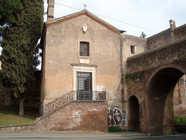 santa maria del buon aiuto en el anfiteatro castrense junto a Santa Croce in Gerusalemme