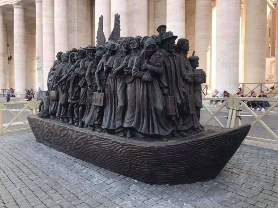 escultura plaza san pedro vaticano