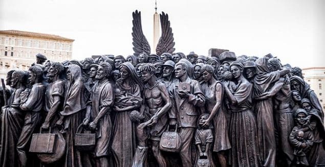 escultura refugiados vaticano