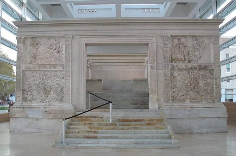 interior del Ara de la paz de Augusto