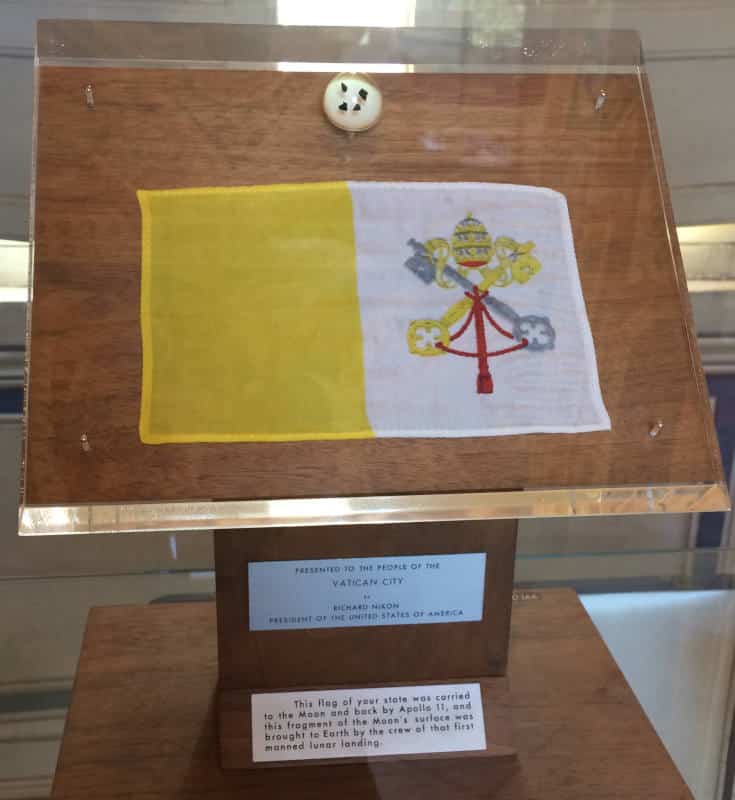 museos vaticanos bandera apolo XI museos vaticanos bandera apolo XI