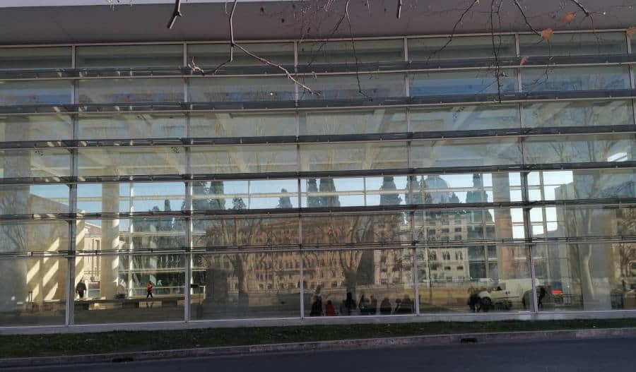 ara pacis y reflejo del mausoleo de augusto