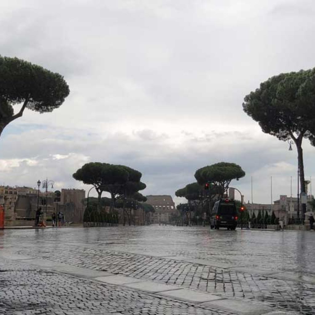 via fori imperiali con lluvia