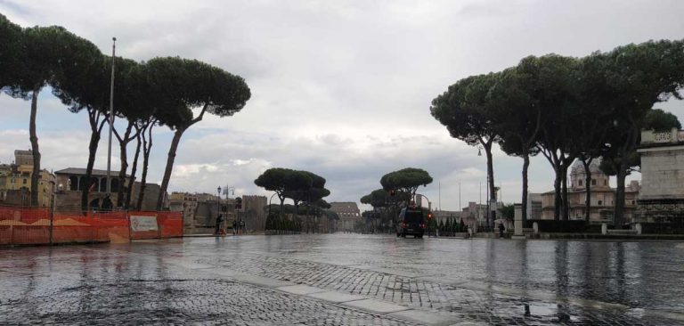 via fori imperiali con lluvia