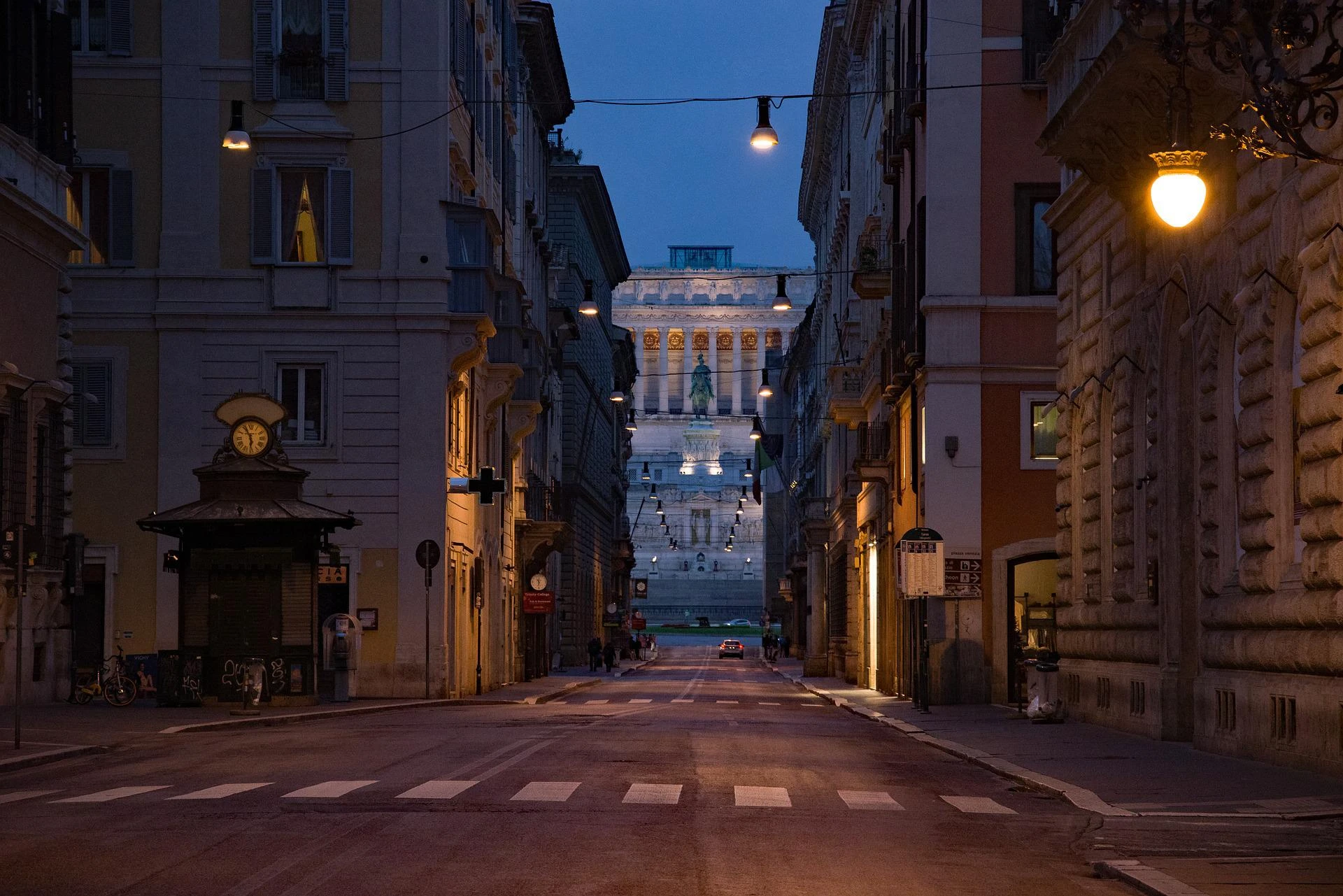 Ушли городок. Улица Корсо в Риме. Италия улица Корсо. Рим via del Corso. Улочки Италии линейная перспектива.