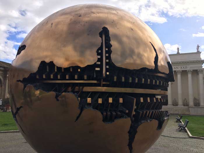 escultura moderna mundo arnaldo pomodoro vaticano