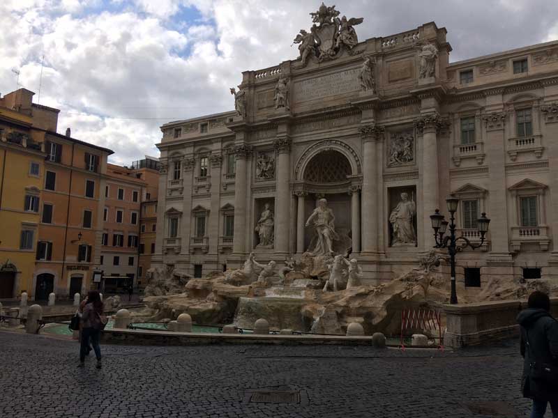 fuente de trevi sin turistas