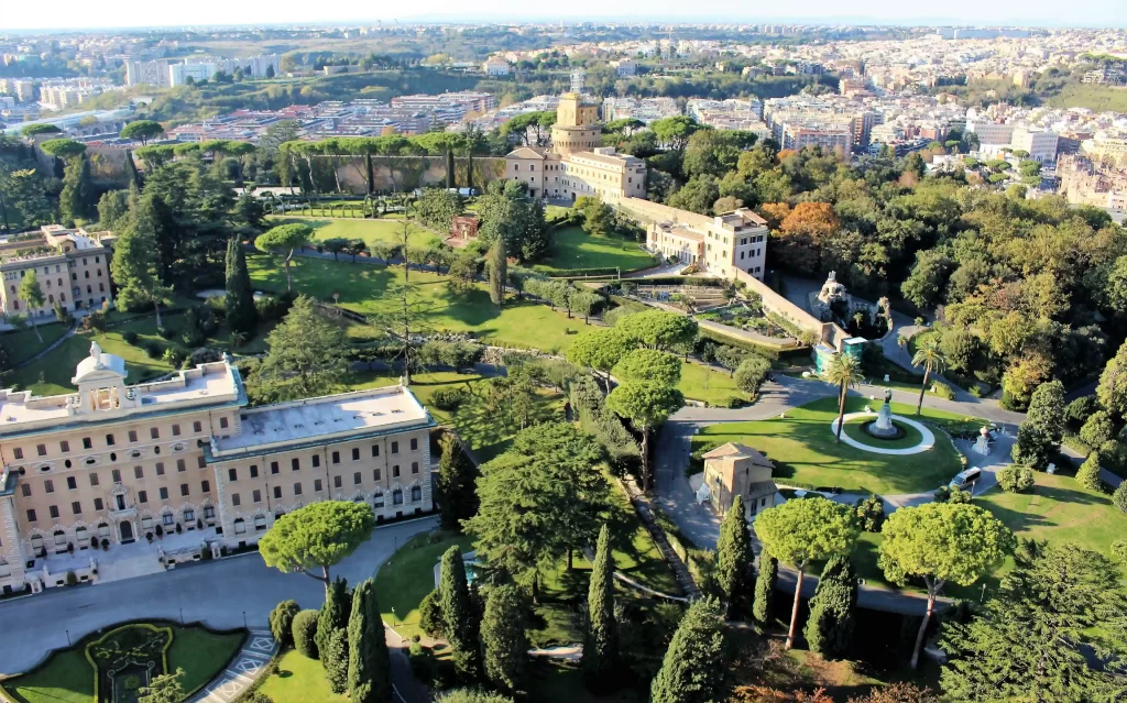 Vista de los Jardines Vaticanos desde la cúpula de San Pedro