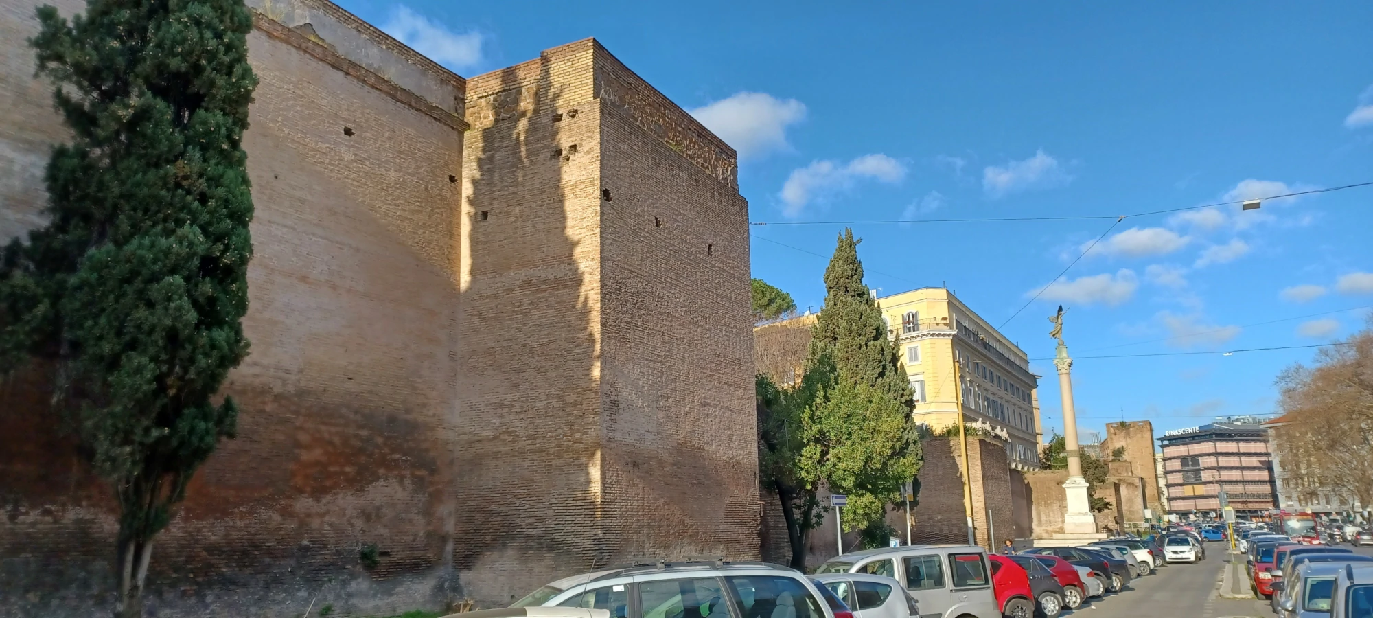 Murallas y monumento en el lugar de la brecha de Porta Pia