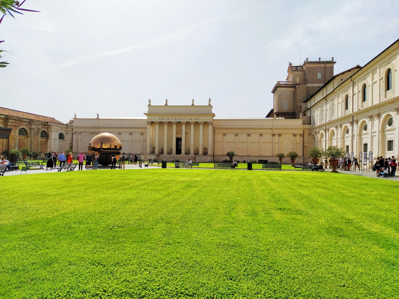 Uno de nuestros consejos útiles para visitar los Museos Vaticanos:  dejarte llevar y disfrutar con guías como Alessandra de EnRoma.com. Aquí la tienes durante una Visita en el Vaticano.