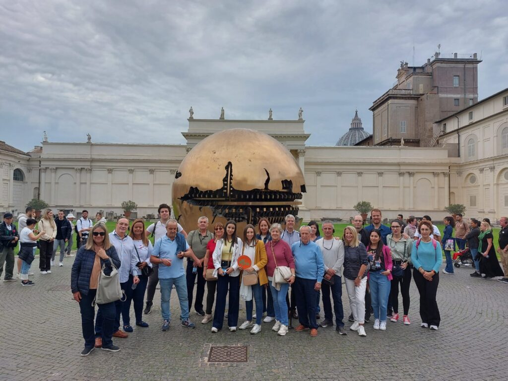 guía explicando los Museos Vaticanos