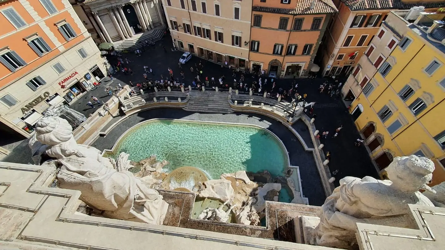 fontana di trevi vista desde la terraza del palazzo poli