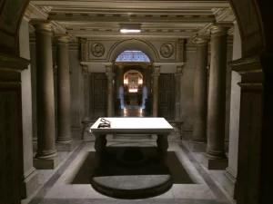 cripta de la basilica santos apóstoles tumba felipe y santiago