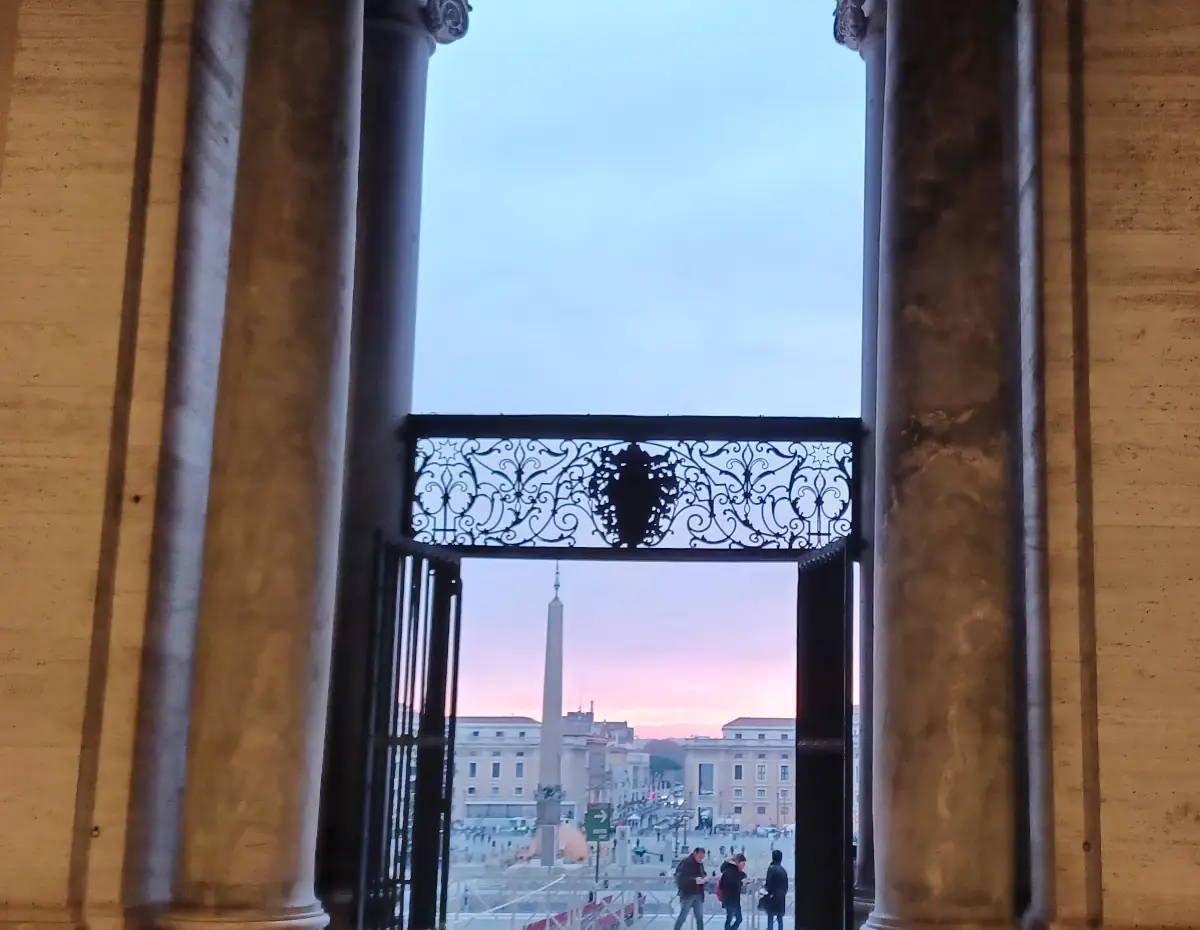 Entrada de la basílica de San Pedro al amanecer