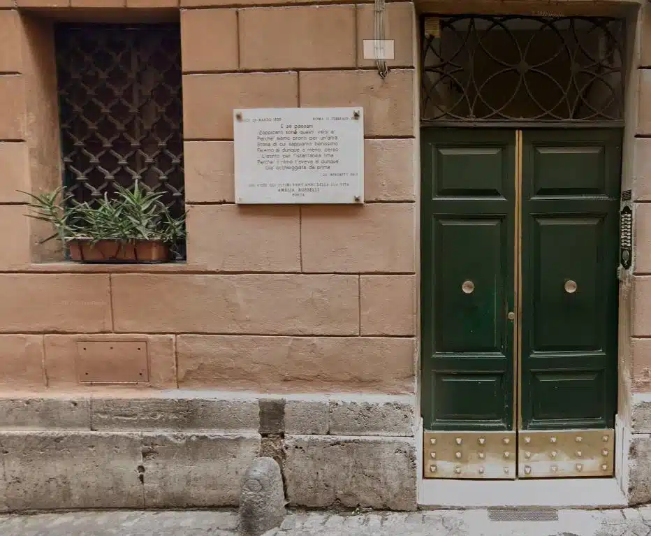 Placa con poesía ante la casa de Amelia Rosselli en via Corallo Roma