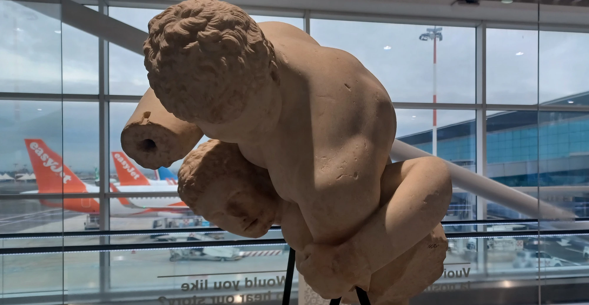 luchadores escultura antigua aeropuerto fiumicino