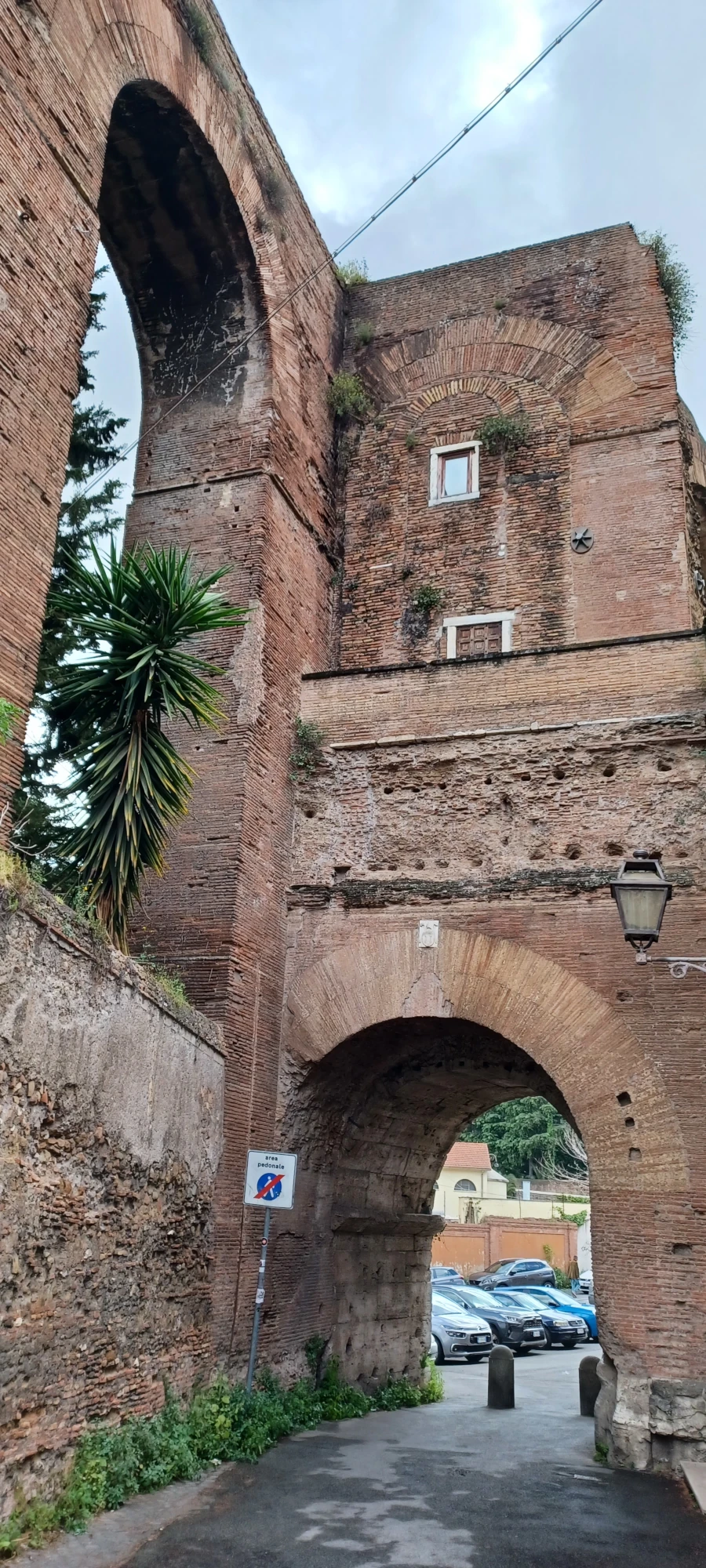 arco de dolabella desde via San Paolo della Croce