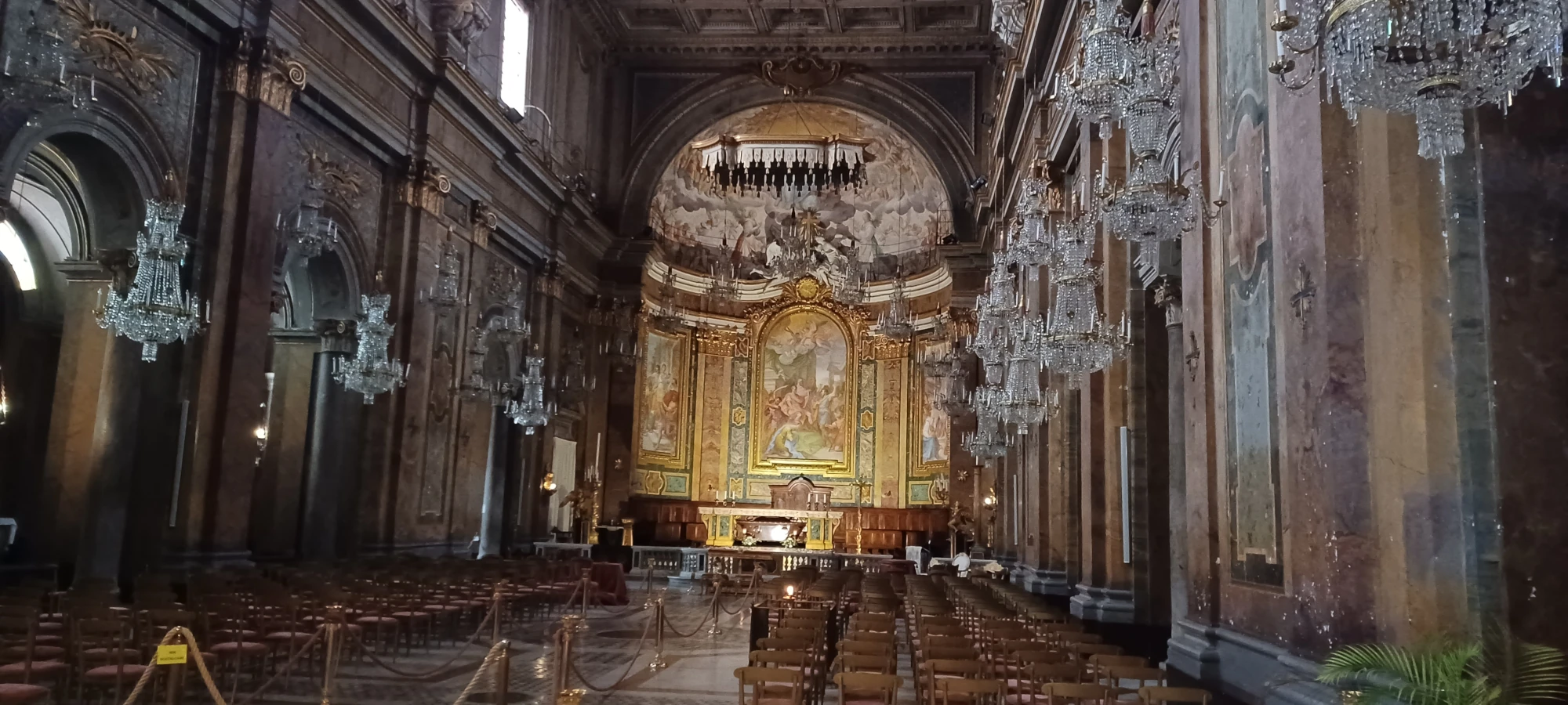 interior iglesia santos juan y pablo