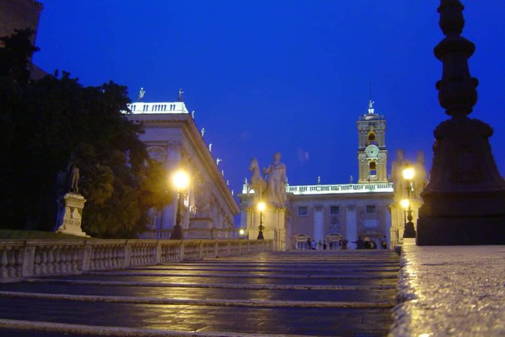 Colina Capitolina en Roma de noche