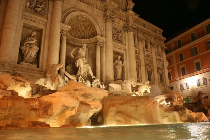 Fuente de Trevi iluminada