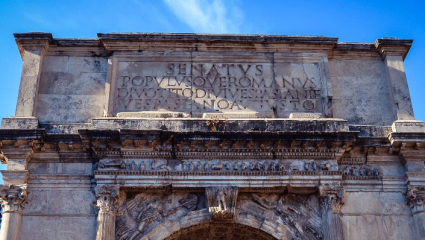 SPQR-senatus populusque romanus arco tito