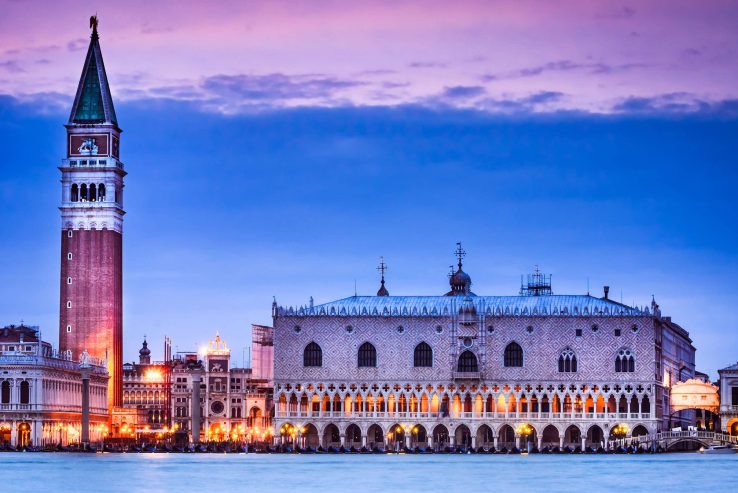 Vista-del-Palacio-Ducal-y-el-Campanile-de-Venecia.jpg