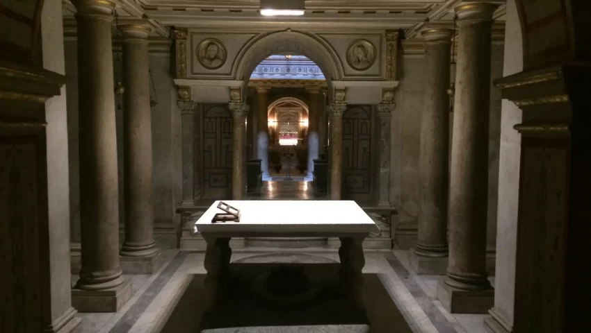 cripta de la basilica santos apóstoles tumba felipe y santiago