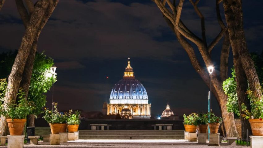 cupula de San Pedro de noche