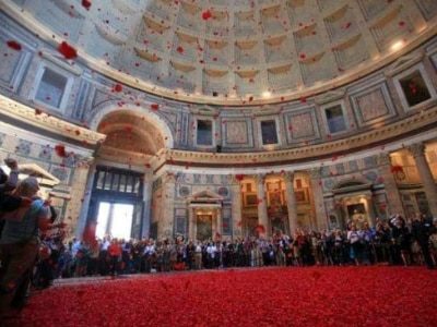 lluvia pétalos el día de Pentecostés