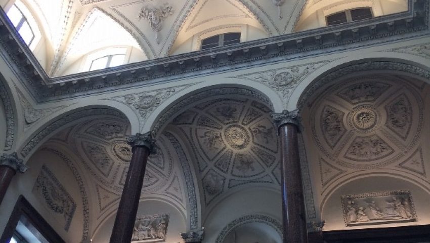 Escalera monumental del Palacio Braschi en Plaza Navona Roma