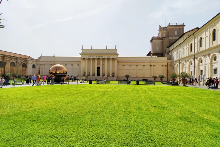Uno de nuestros consejos útiles para visitar los Museos Vaticanos:  dejarte llevar y disfrutar con guías como Alessandra de EnRoma.com. Aquí la tienes durante una Visita en el Vaticano.