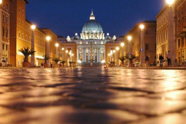 Plaza San Pedro de noche via conciliazione